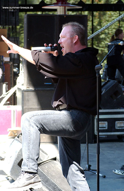 Bild eines Mitglieds der Band Defending The Faith beim Live-Auftritt.